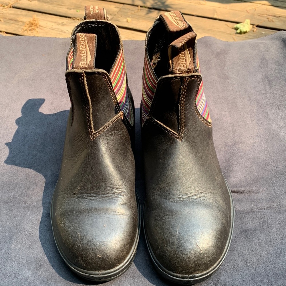 Brown leather Blundstone boots with multicoloured elastic inserts.